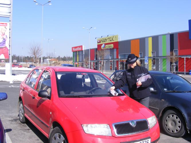 Nenechávejte věci ve vozidle