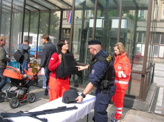 Neprůstřelná vesta a slečny z ČČK.JPG