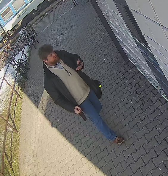 Neznámý muž u výdejních boxů