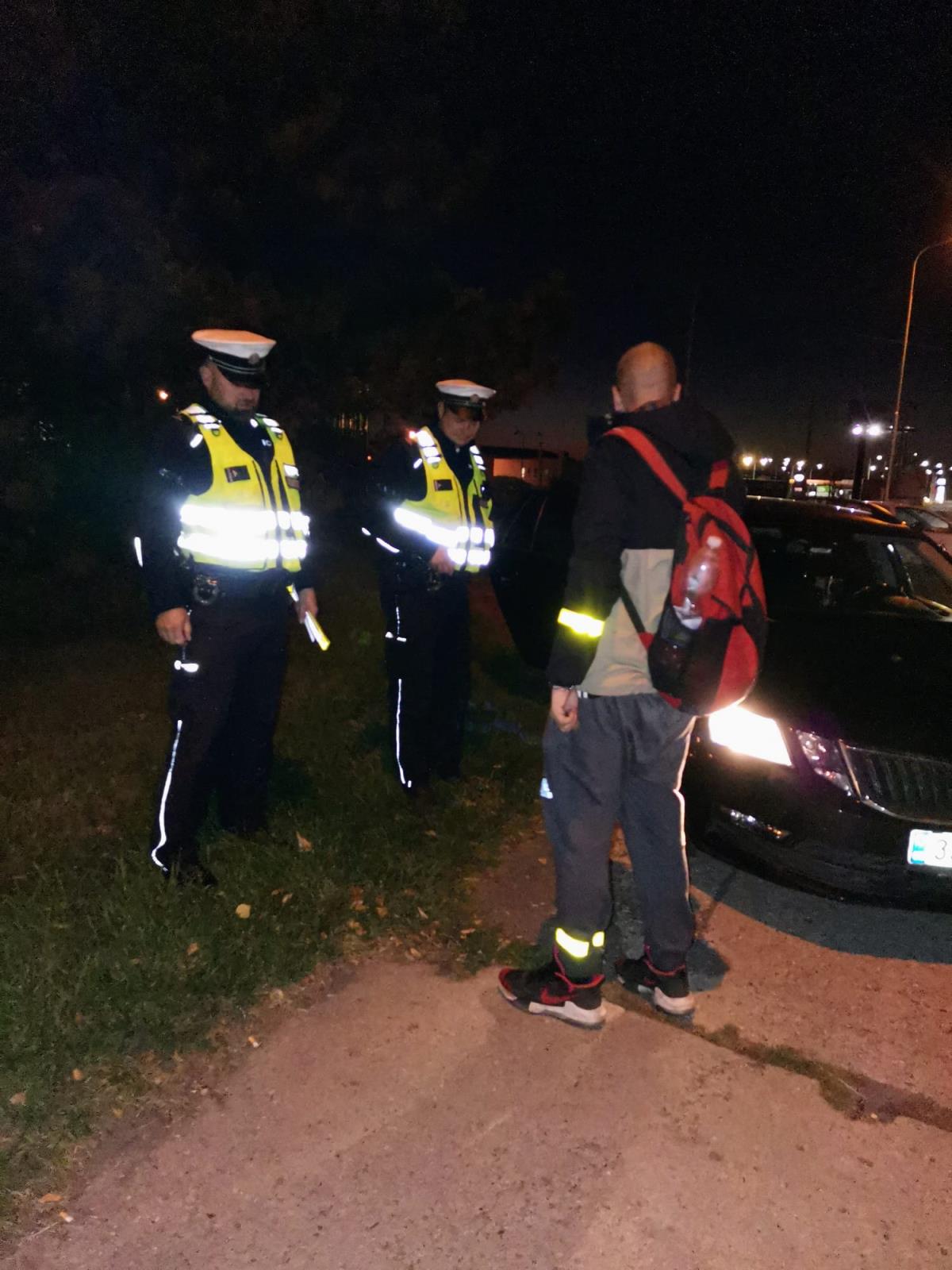 Opava - zviditelnění chodce páskem k zápěstí a kotníku