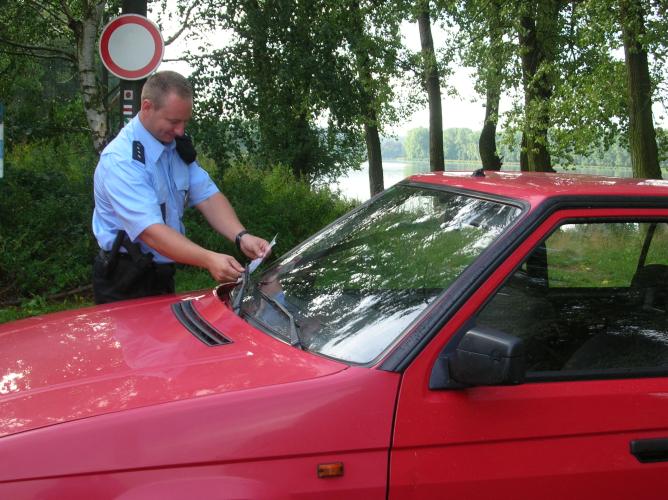 Opuštěná vozidla houbařů a rybářů