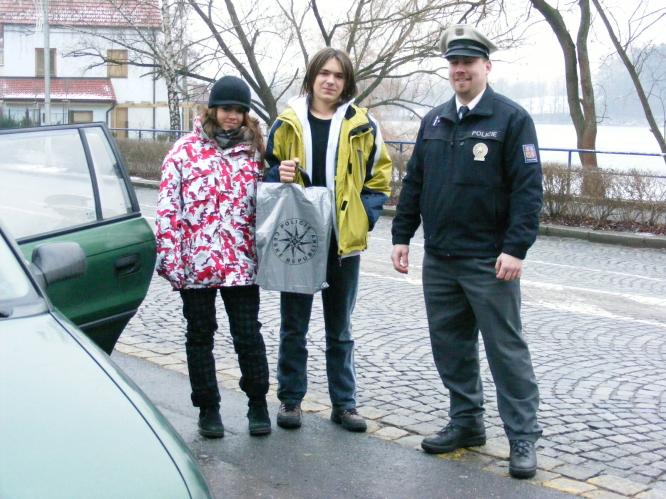 Osádka vozu s policistou.jpg