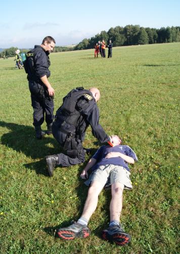 Ošetření zraněných policisty SPJ