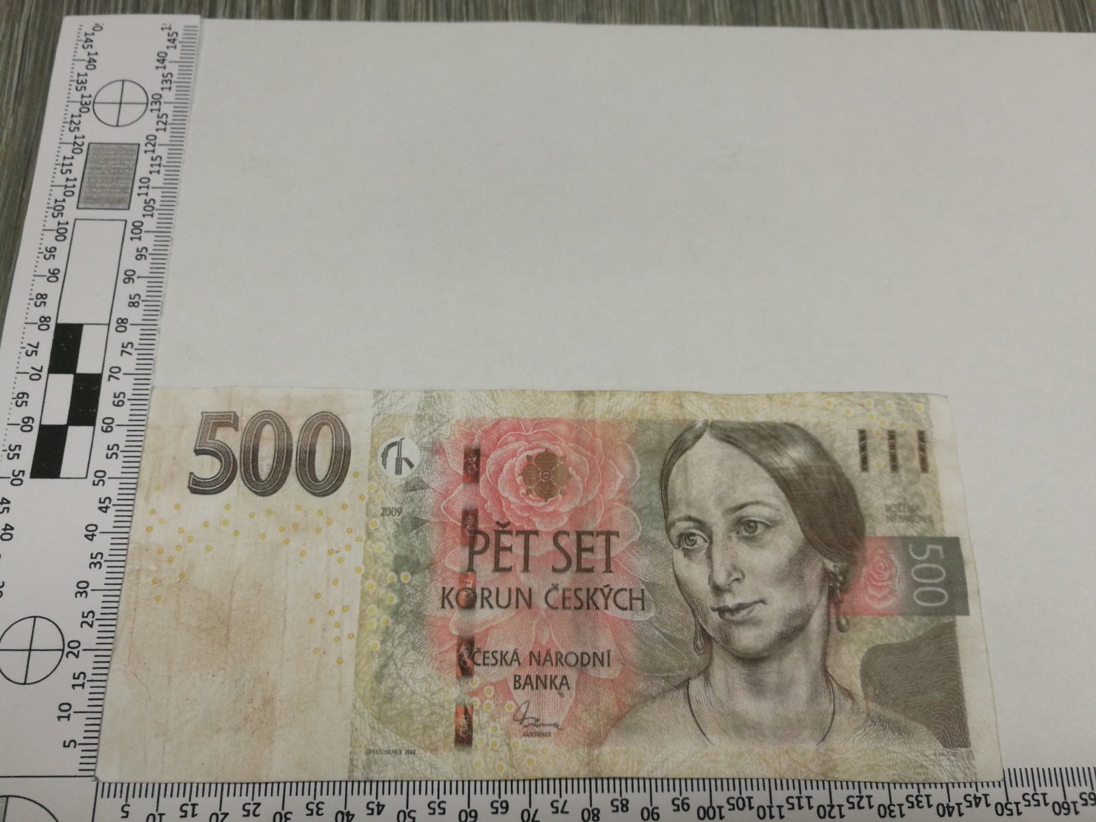 Padělek 500 korunové bankovky v měřítku.jpg