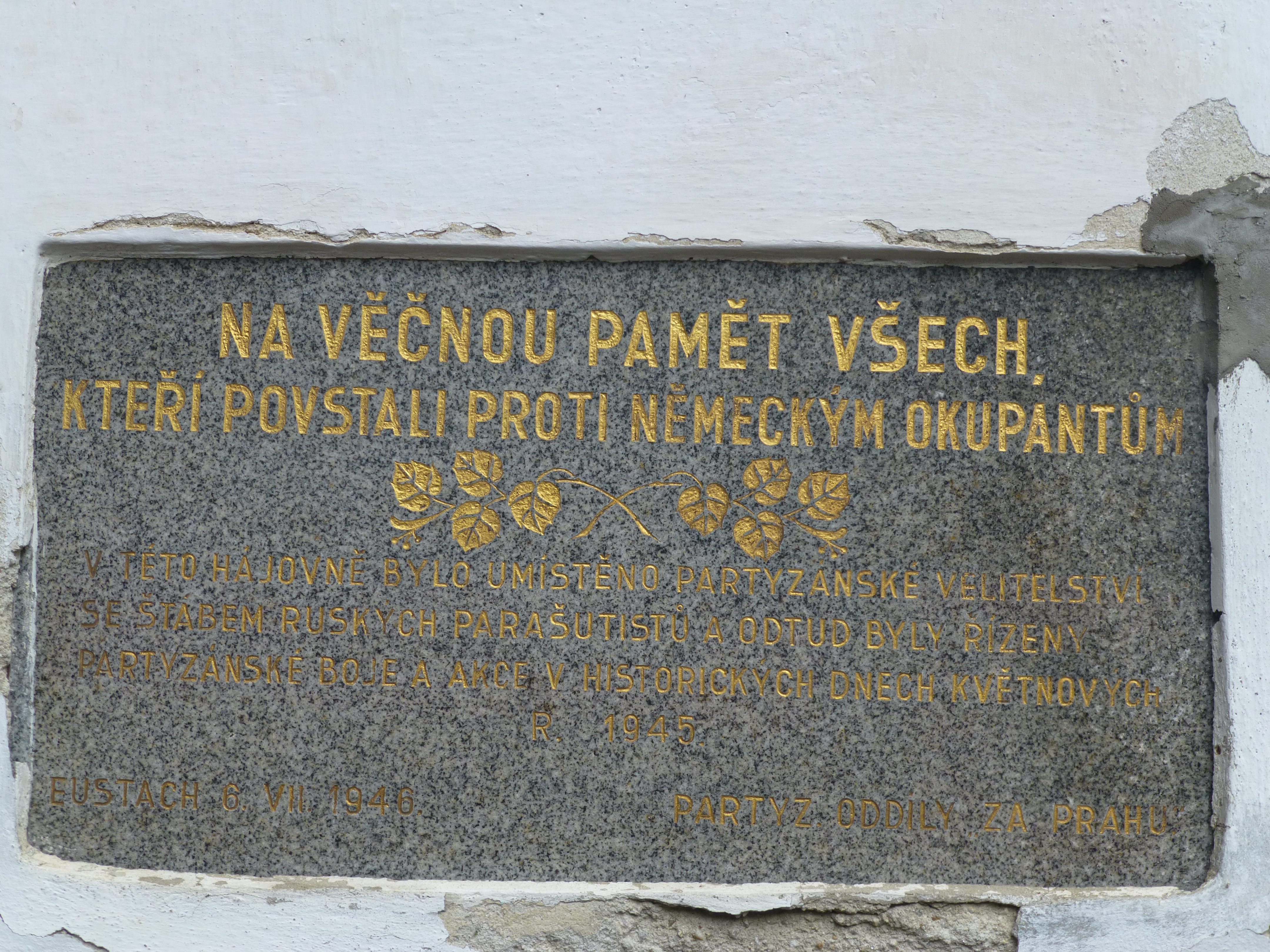 Pamětní deska k uctění památky .JPG