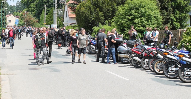 Parkovalo se i v ulicích.JPG