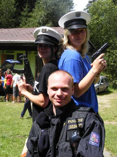 Pistolnice s policistou