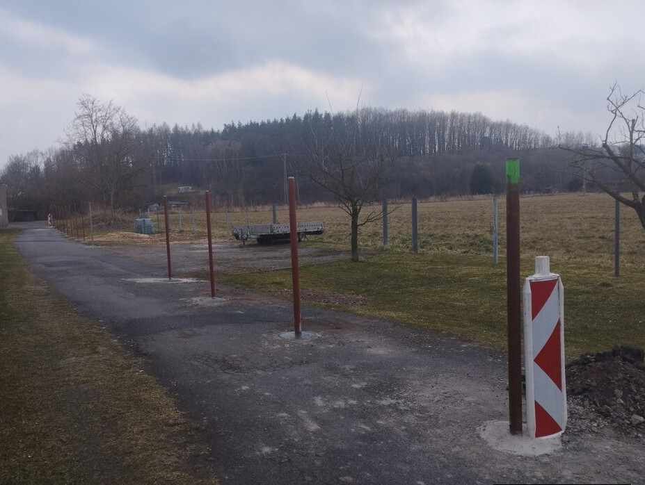 Plot uprostřed silnice