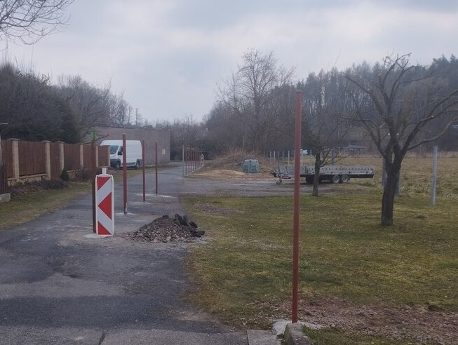 Plot uprostřed silnice