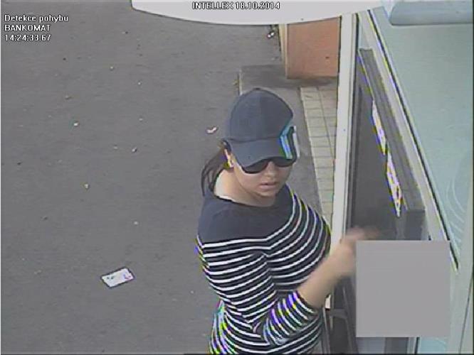 Podezřelá u bankomatu