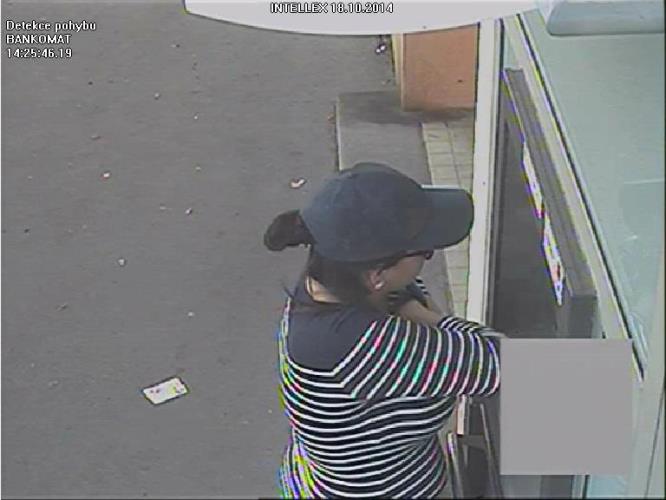 Podezřelá u bankomatu 2