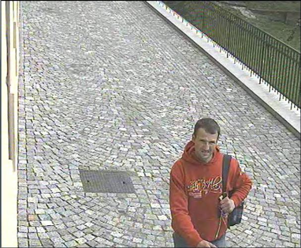 Podezřelý v červené mikině 2