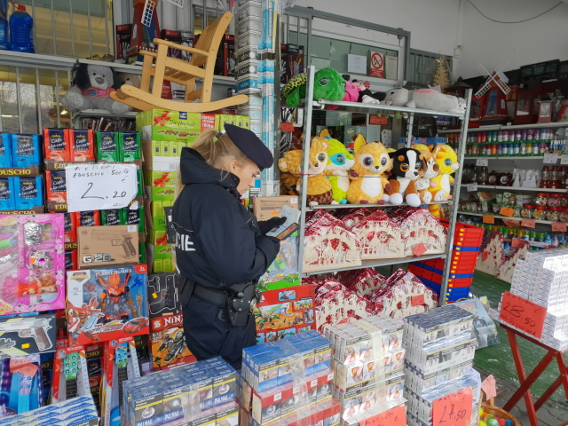 Policejní akce na tržnici v Potůčkách