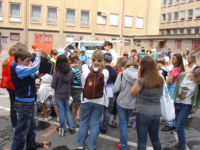 Policejní dvůr plný dětí