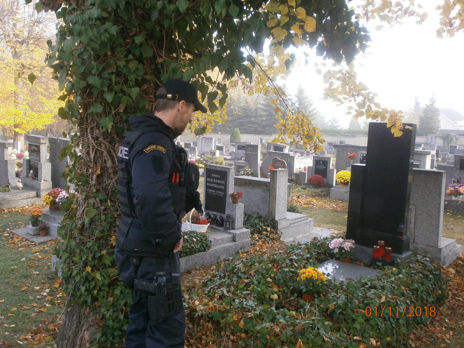 Policejní kontroly na hřbitovech