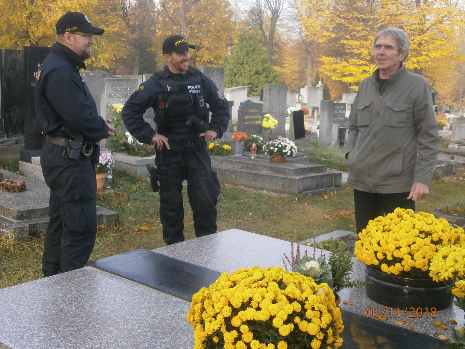 Policejní kontroly na hřbitovech