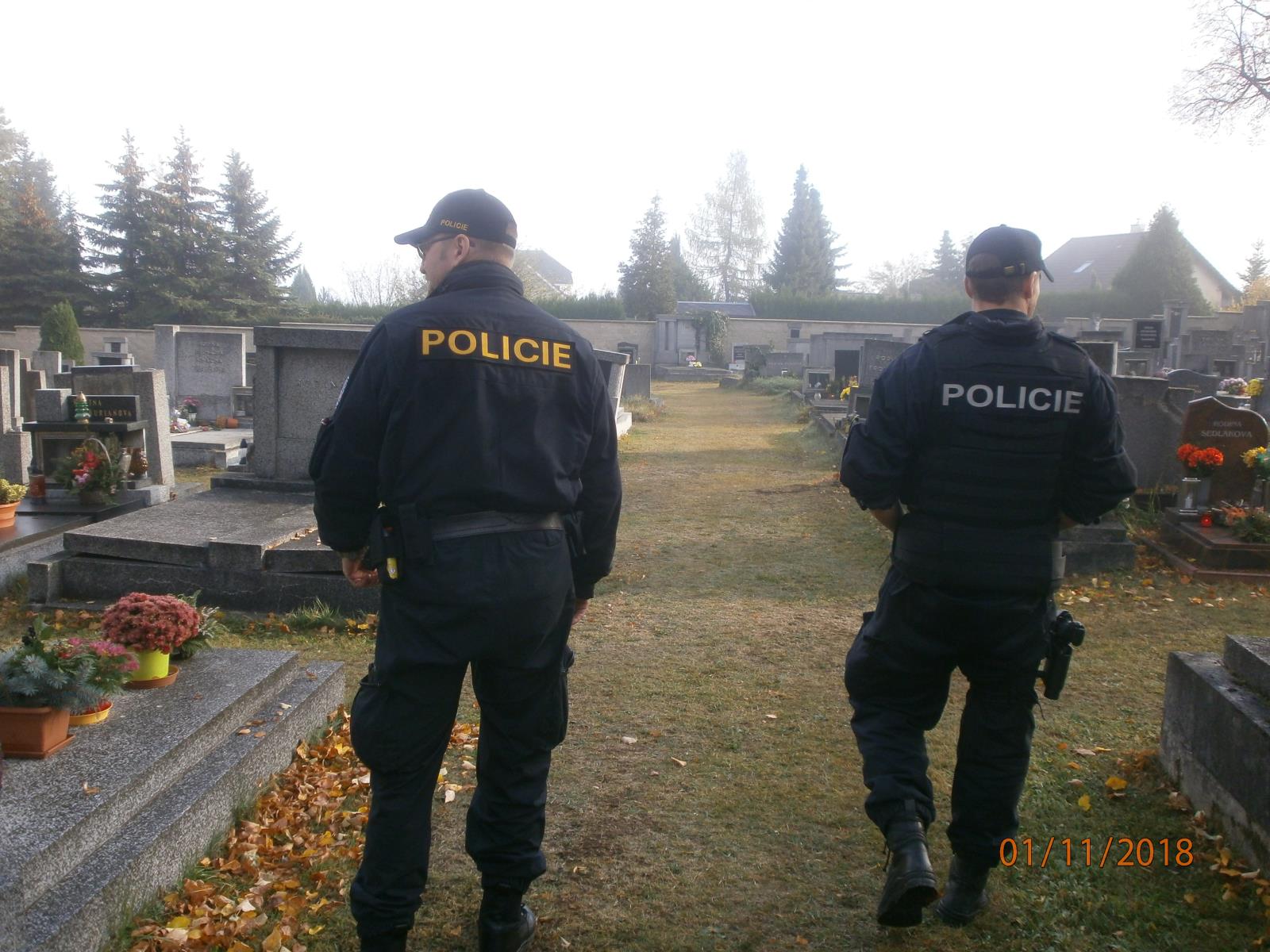 Policejní kontroly na hřbitovech