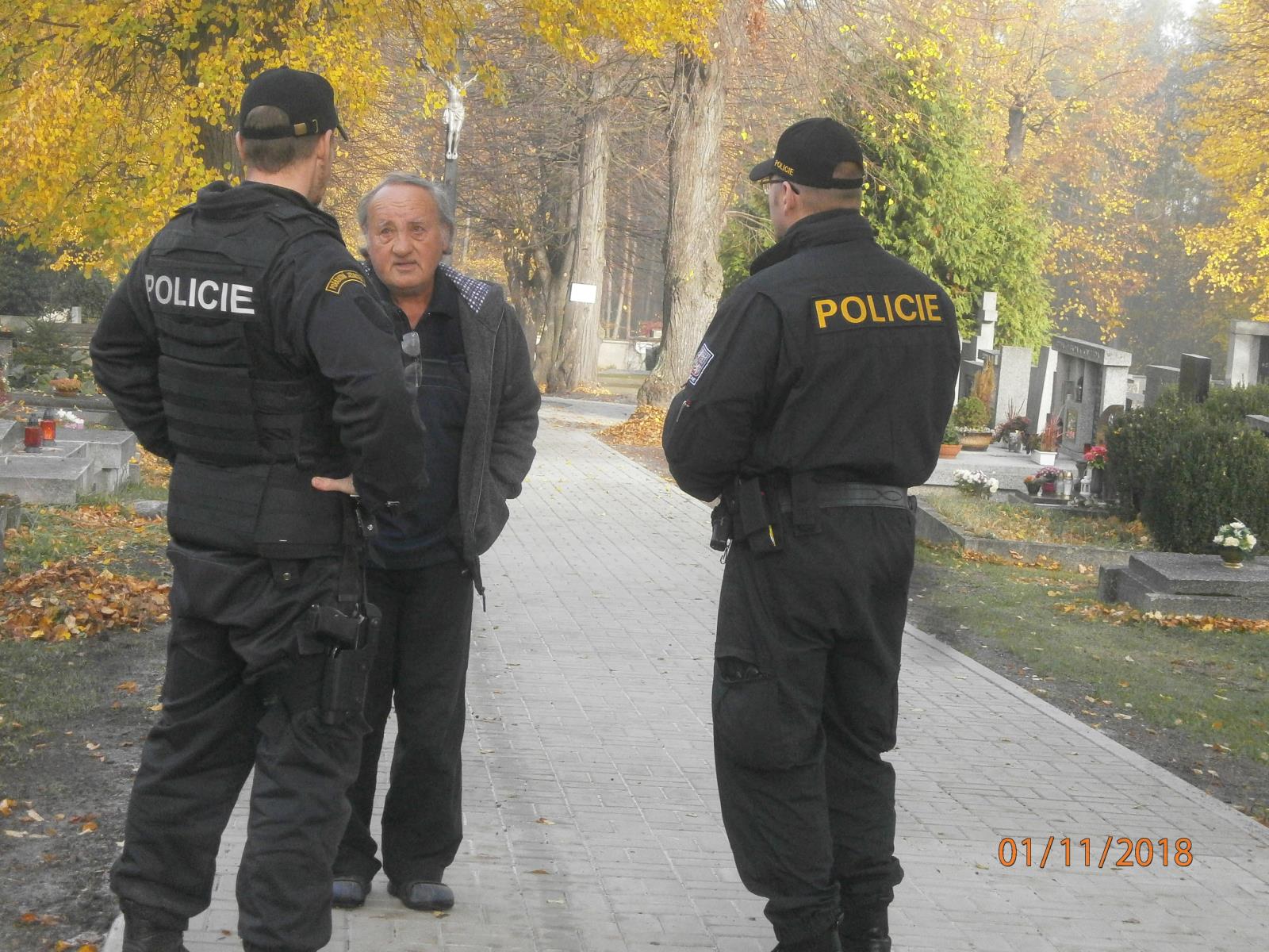 Policejní kontroly na hřbitovech