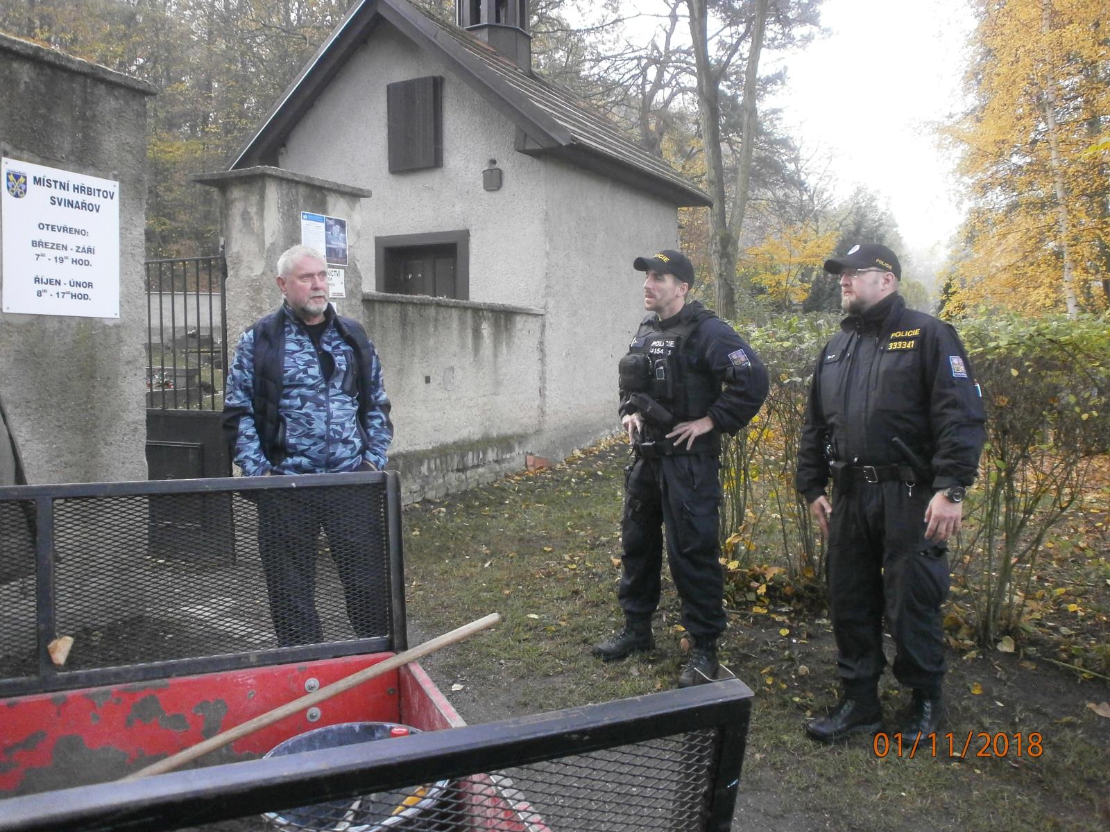 Policejní kontroly na hřbitovech