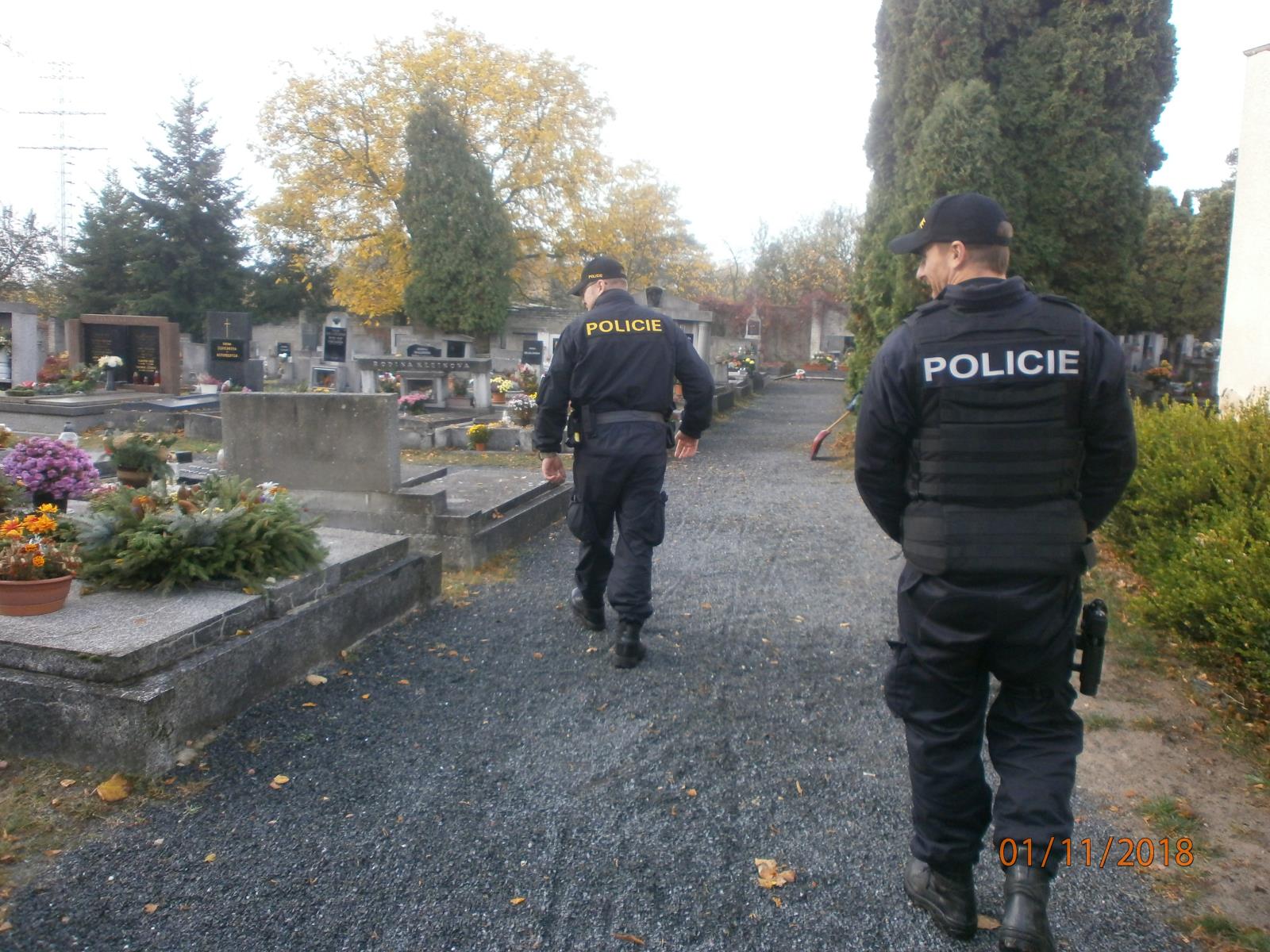 Policejní kontroly na hřbitovech