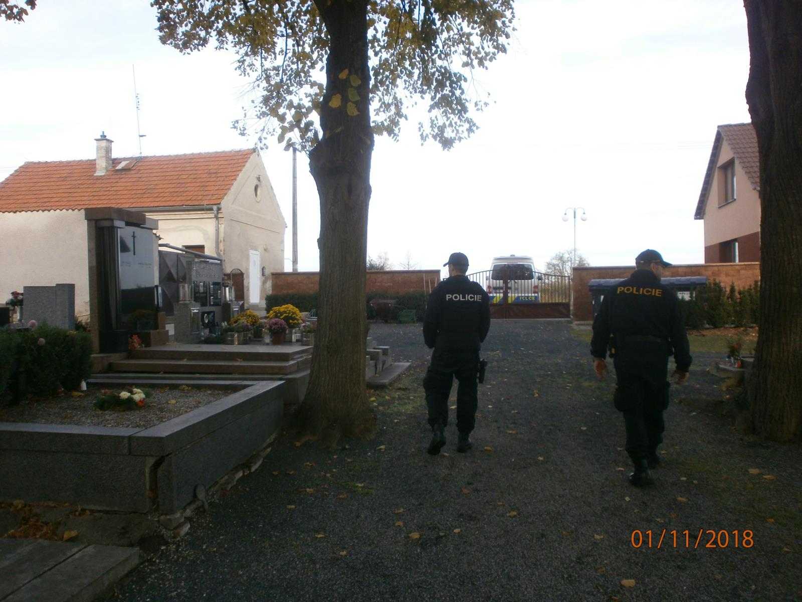 Policejní kontroly na hřbitovech