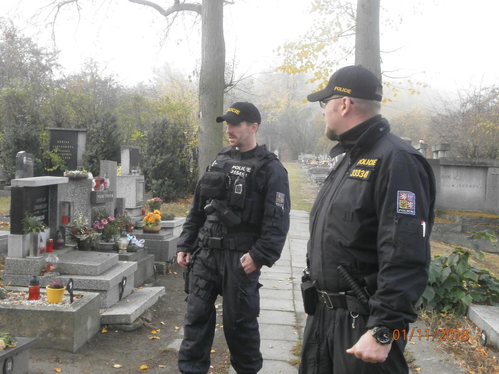 Policejní kontroly na hřbitovech
