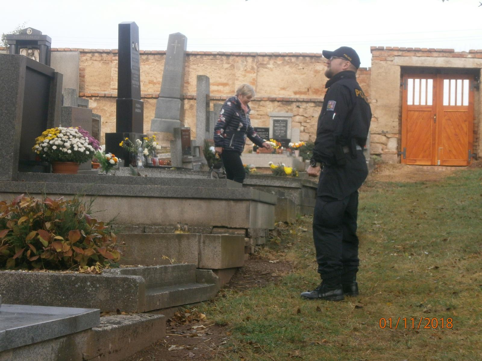 Policejní kontroly na hřbitovech