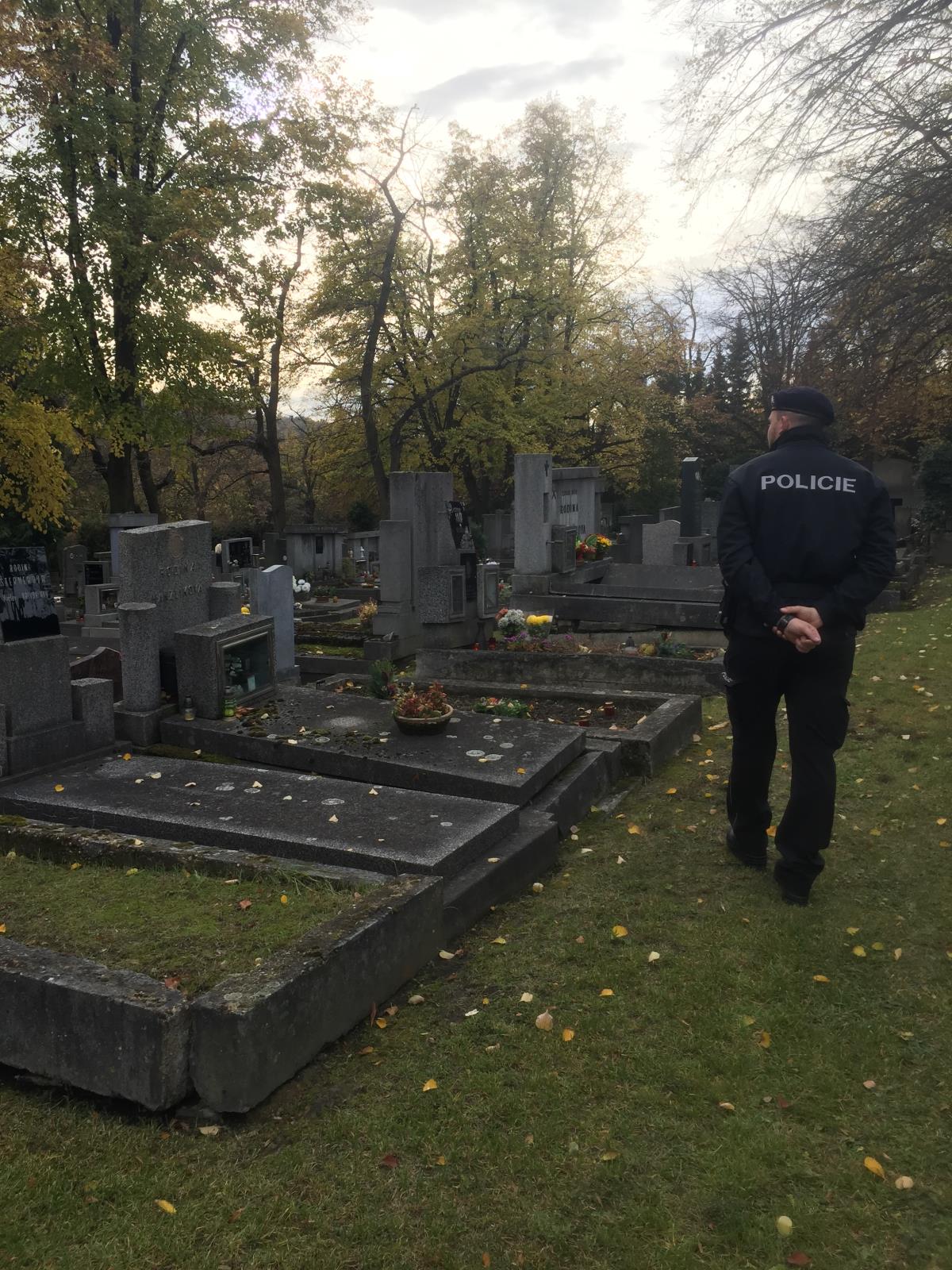 Policejní kontroly na hřbitovech