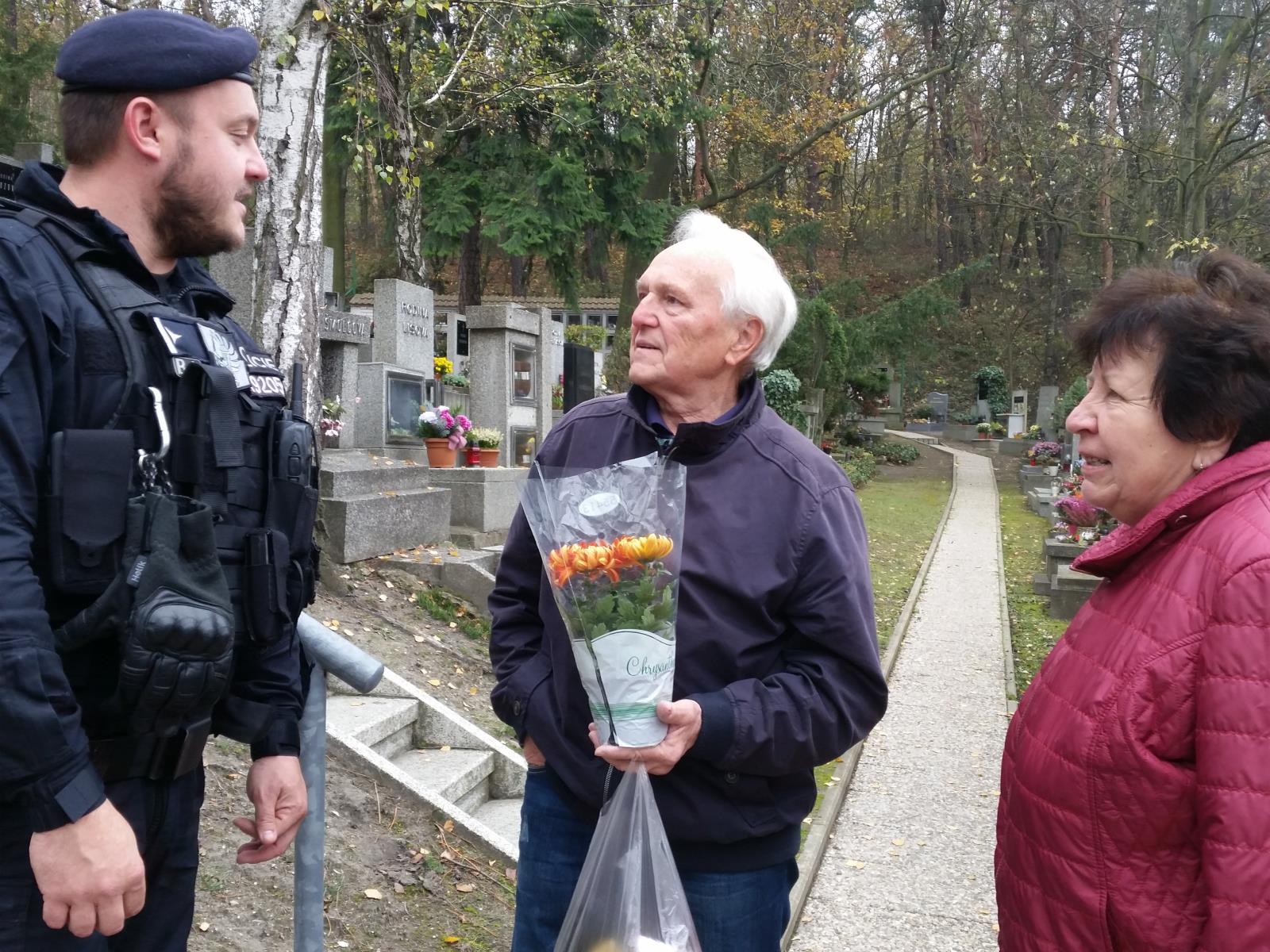 Policejní kontroly na hřbitovech