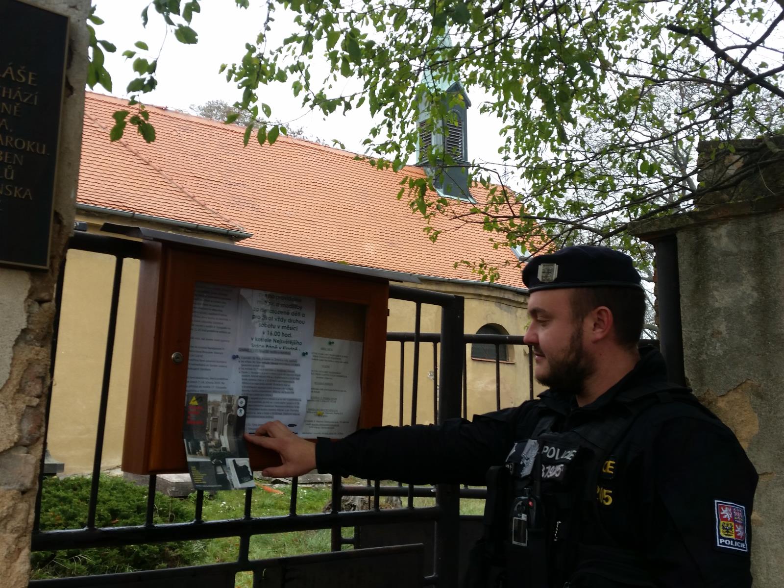 Policejní kontroly na hřbitovech