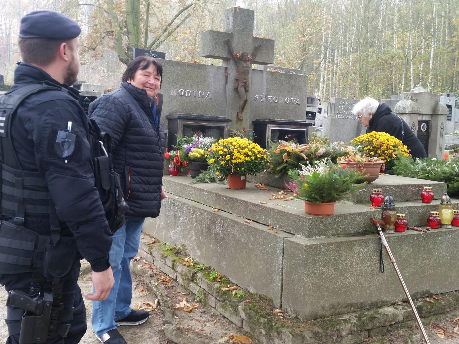 Policejní kontroly na hřbitovech