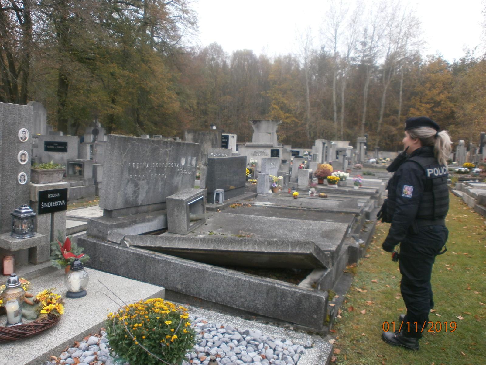 Policejní kontroly na hřbitovech