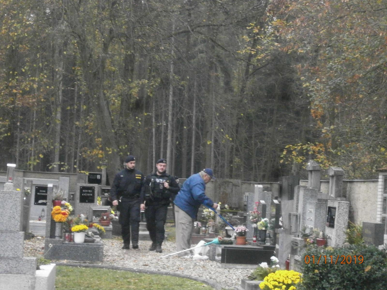 Policejní kontroly na hřbitovech