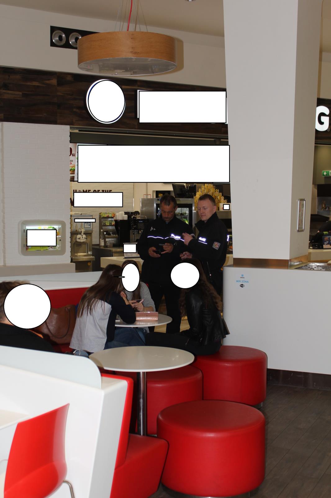 Policejní kontroly v obchodním domě