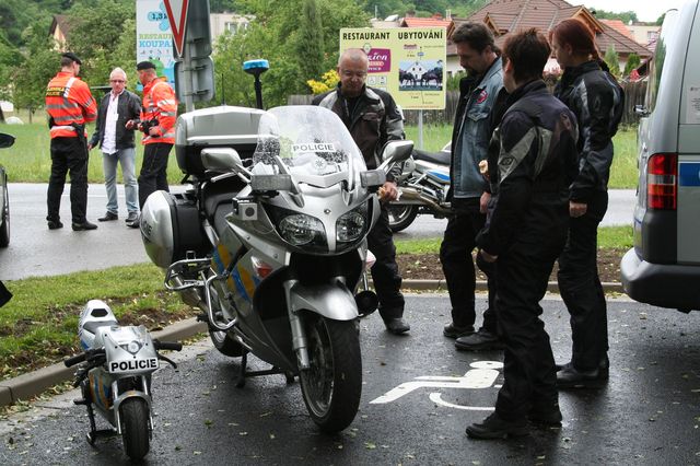 Policejní motorky zaujaly.JPG