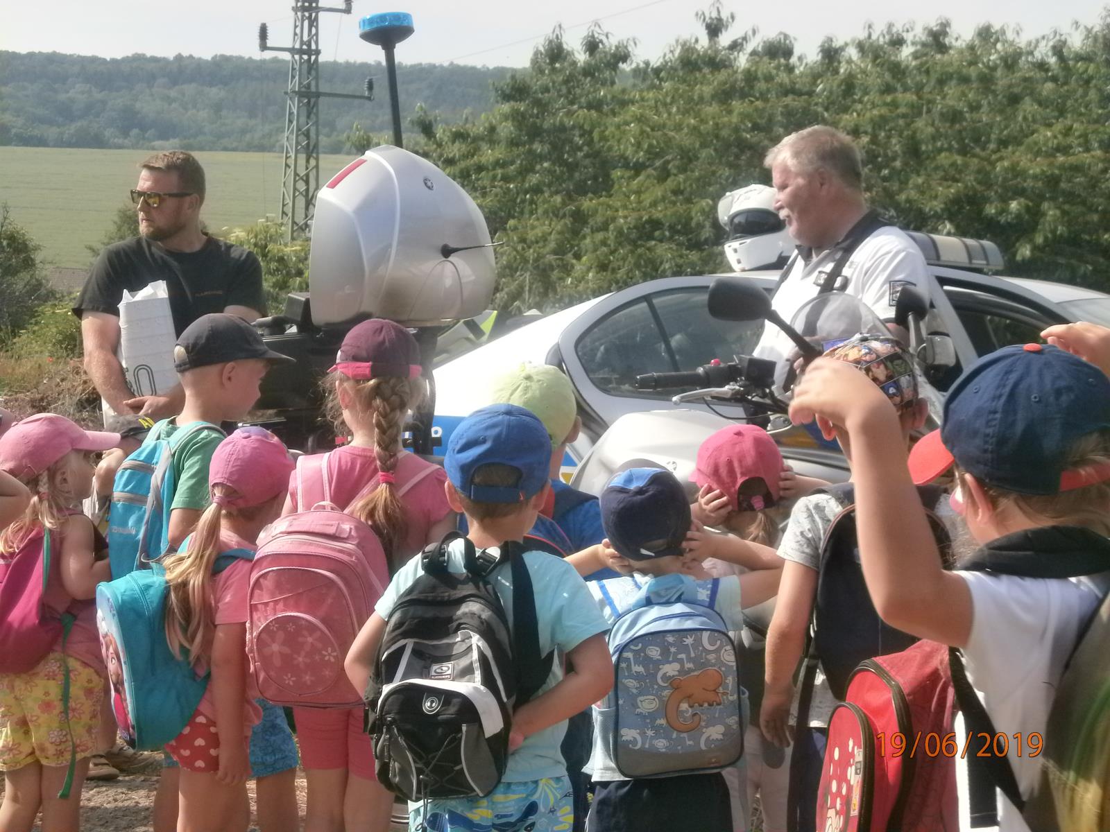 Policejní ukázky na farmě v Ledcích