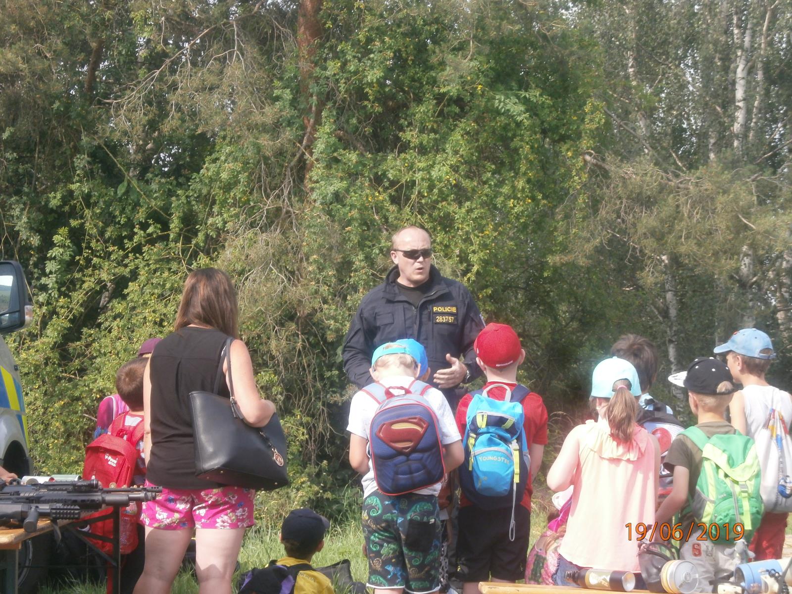 Policejní ukázky na farmě v Ledcích
