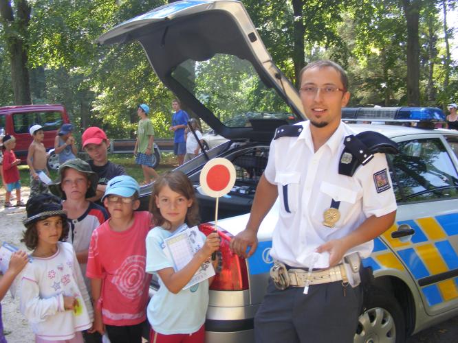 Policisté na dětském táboře.jpg