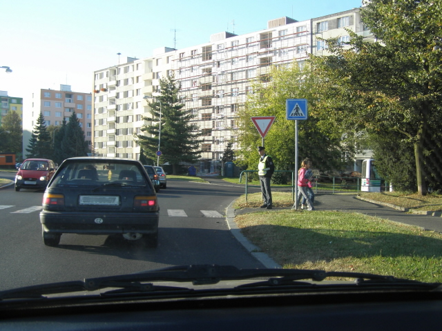 Policista nechyběl u jediného přechodu poblíž školy v Sokolově.