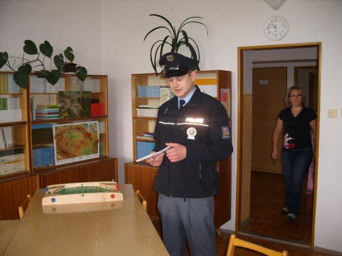 Policista s letáčky.JPG