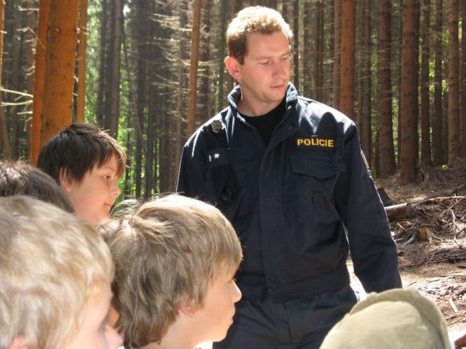 Policista se skupinou dětí