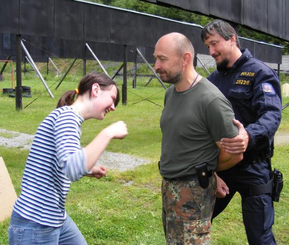 Policista snese hodně.jpg