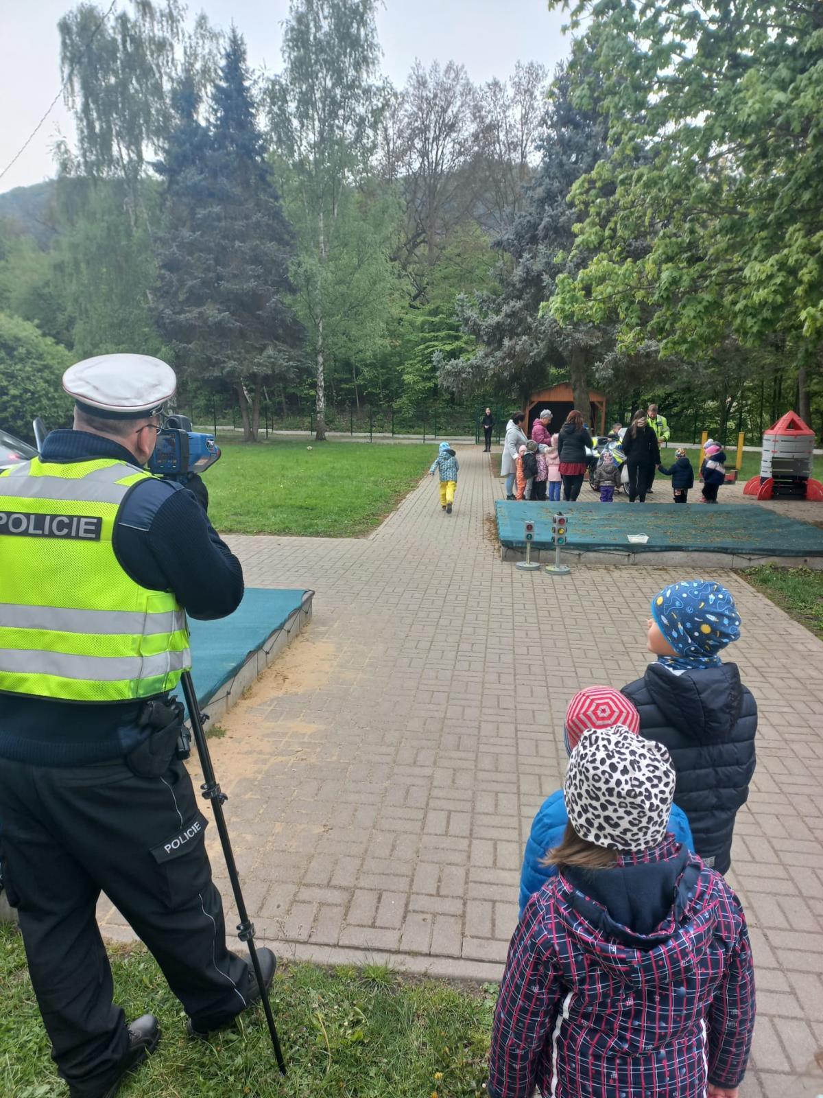 Policisté a strážníci navštívili MŠ 4