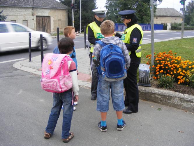 Policisté dohlíželi na chodce  