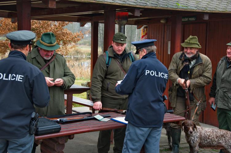 Policisté kontrolují myslivce před započetím honu.jpg