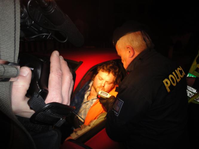Policisté kontrolují, zda není řidič pod vlivem alkoholu .JPG