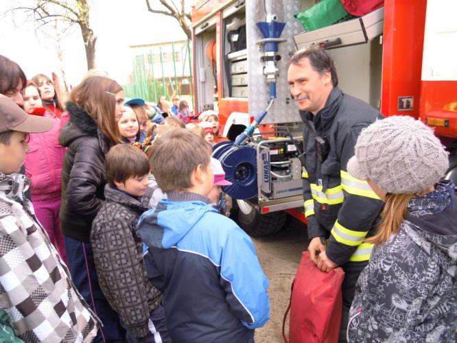 Policisté na ZŠ v Čížkovicích