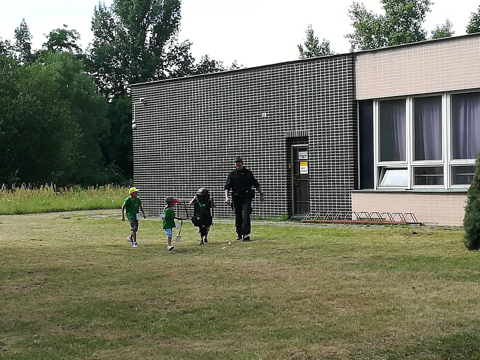 Policisté na táboře