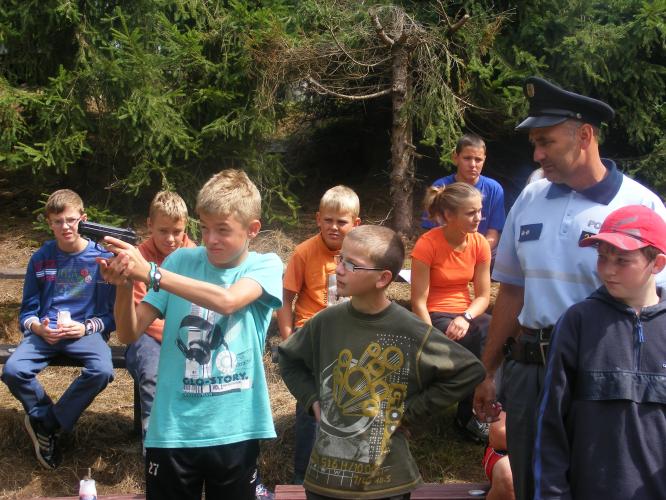 Policisté navštívili táborníky na Osice.JPG