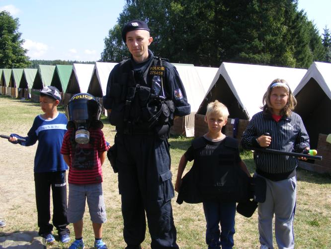 Policisté navštívili táborníky v Dolním Radíkově.JPG